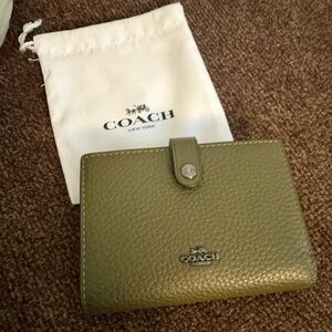 Coach 2-In-1 Wallet in pebbled leather, olive….never used!